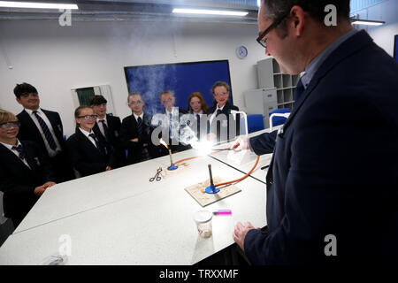 Allgemeine Ansicht der Wissenschaft Klasse statt an einer Schule in Chichester, West Sussex, UK. Stockfoto