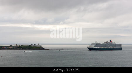 Roches Point, Cork, Irland. 13. Juni, 2019. Cunard Cruise Liner Queen Victoria über vergangene Roches Point Lighthouse in Cork Harbour auf dem Weg der historischen Stadt Cobh, Co Cork, Irland zu besuchen, um zu segeln. Quelle: David Creedon/Alamy leben Nachrichten Stockfoto