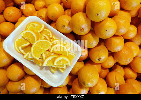 Frische saftige Frucht Orange im Lebensmittelgeschäft stehen Stockfoto