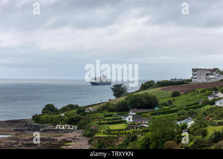 Roches Point, Cork, Irland. 13. Juni, 2019. Cunard Cruise Liner Queen Victoria über vergangene Graball Bay in Cork Harbour auf dem Weg der historischen Stadt Cobh, Co Cork, Irland zu besuchen, um zu segeln. Quelle: David Creedon/Alamy leben Nachrichten Stockfoto
