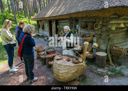 Kauf von Souvenirs aus der Ethnographischen Freilichtmuseum Lettlands, Riga, Lettland Stockfoto