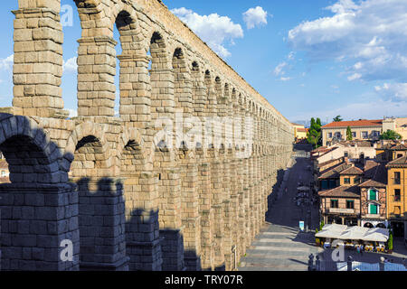 Segovia Segovia Provinz, Kastilien und Leon, Spanien. Das römische Aquädukt an der Plaza del Azoguejo, die aus dem 1. oder 2. nachchristlichen Jahrhundert. Die Altstadt Stockfoto