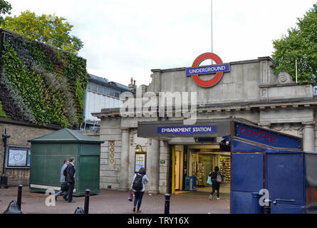 U-Bahn-Station in London, Großbritannien, 14. Juni 2018. Zu den informationellen Zeichen die unverkennbaren roten kreisförmigen Logo der Name der Station zeigt Stockfoto