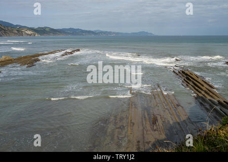 Die acantilado Flysch in La Ravoire - Baskenland. Flysch ist eine Sequenz von Sedimentgestein Schichten, die Fortschritte von Tiefsee- und Trübung flow dep Stockfoto