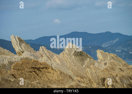 Die acantilado Flysch in La Ravoire - Baskenland. Flysch ist eine Sequenz von Sedimentgestein Schichten, die Fortschritte von Tiefsee- und Trübung flow dep Stockfoto