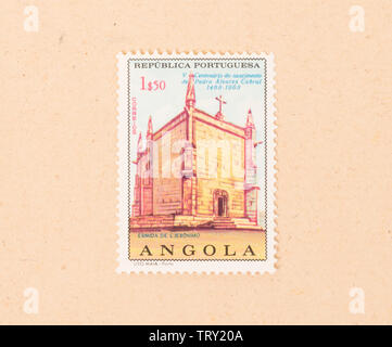 ANGOLA - ca. 1968: einen Stempel in Angola gedruckt zeigt eine große Kirche, ca. 1968 Stockfoto