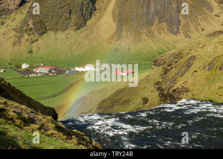 Regenbogen über dem skogafoss Wasserfall in Island Stockfoto