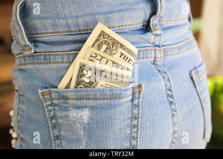 Dollar in der Tasche der Jeans. Stockfoto