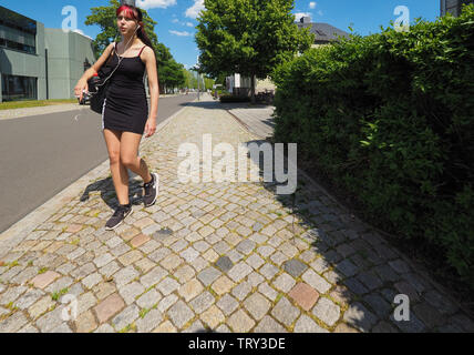 DESSAU, Deutschland - ca. Juni 2019: Mädchen gehen in der Bauhausstrasse Stockfoto