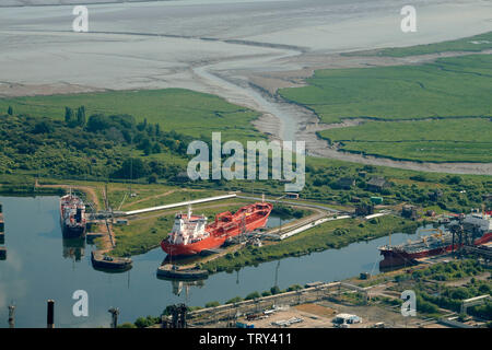 Schiffe entladen am Oil Terminal in Ellesmere Port. Cheshire, North West England, Großbritannien Stockfoto