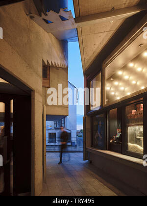 Eingang Lücke zwischen Kino Tower und Neu erstellt Der Kaufmann Haus mit Box Office. Pálás Kino, Galway, Irland. Architekt: dePaor, 2017. Stockfoto