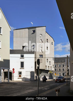 Höhe von West mit dem Namen Kino eingraviert in konkrete Fassade. Pálás Kino, Galway, Irland. Architekt: dePaor, 2017. Stockfoto