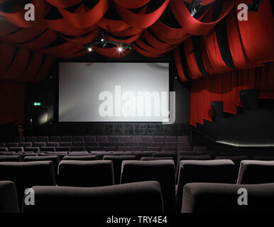 Screening Room in roten Samtvorhängen. Pálás Kino, Galway, Irland. Architekt: dePaor, 2017. Stockfoto