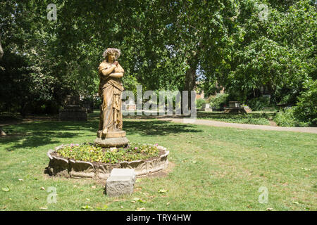 Terrakotta Statue von Euterpe die Muse der Instrumentalmusik, in St George's Garten, Camden, London, UK Stockfoto