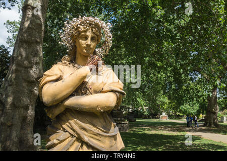 Terrakotta Statue von Euterpe die Muse der Instrumentalmusik, in St George's Garten, Camden, London, UK Stockfoto