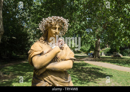 Terrakotta Statue von Euterpe die Muse der Instrumentalmusik, in St George's Garten, Camden, London, UK Stockfoto