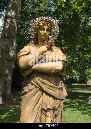 Terrakotta Statue von Euterpe die Muse der Instrumentalmusik, in St George's Garten, Camden, London, UK Stockfoto