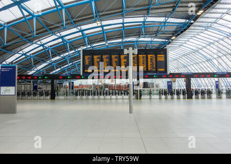 Einen leeren ehemaligen Eurostar Waterloo International Terminal, die jetzt für Network Rail Zug Dienstleistungen und Pendlerzügen erneut geöffnet wurde Stockfoto