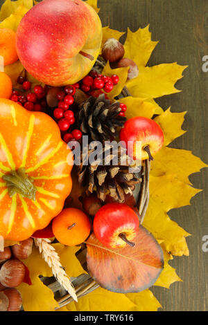 Schönen Herbst Zusammensetzung, auf hölzernen Hintergrund Stockfoto