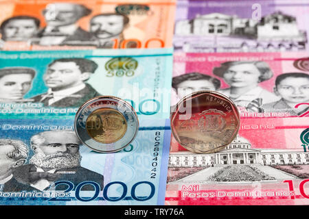 Dominikanische Pesos Münzen auf dem Hintergrund von Banknoten Stockfoto