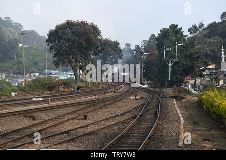 Nilgiri Mountain Railway. Klasse X Dampflok Nr. 37392 nähern Coonoor Station, Tamil Nadu, Indien Stockfoto