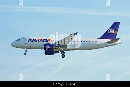 Rhein-Main-Flughafen Frankfurt. Flughafen Frankfurt. Ein Airbus A320-Passagierflugzeugen der Ägyptischen Fluggesellschaft Air Cairo, nähert sich vom Osten der südlichen Start- und Landebahn. | Verwendung weltweit Stockfoto