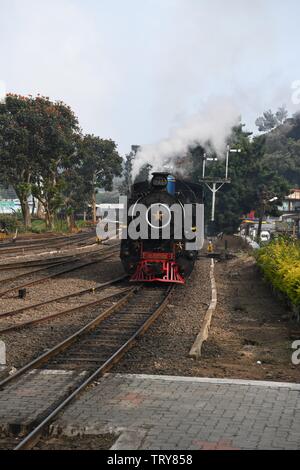 Nilgiri Mountain Railway. Klasse X Dampflok Nr. 37392 nähern Coonoor Station, Tamil Nadu, Indien Stockfoto