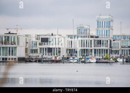 Amsterdam Osten Ijburg neu Bezirk im Osten von Amsterdam. Moderne Architektur, Hausboote, Apartments und Loft Häuser wurden gebaut. Stockfoto