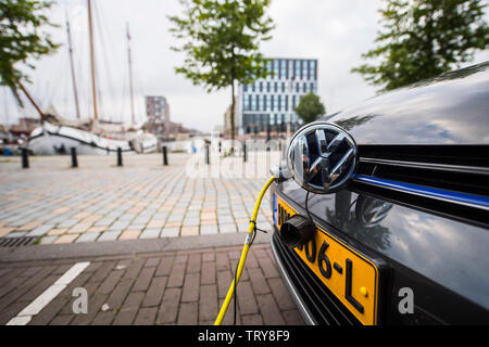 Amsterdam Osten Ijburg neu Bezirk im Osten von Amsterdam. VW E-Golf auf einem chargin Station Stockfoto