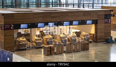 Verwaiste Check-in-Schalter im Terminal (Terminal 1) des zukünftigen Hauptstadt-Airports BER. Nur die Monitore im Dauerbetrieb. Die gruppenfreistellungsverordnung wird voraussichtlich im Oktober 2020 in Betrieb gehen. (20. Mai 2019) | Verwendung weltweit Stockfoto