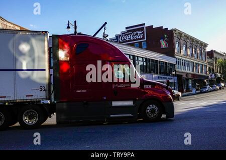 Torrington, Connecticut, USA Ein roter Lkw fahren auf der Streetin der Innenstadt. - 2019 | Verwendung weltweit Stockfoto