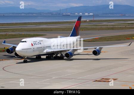 Nagoya, Japan - 23. Mai 2014: Delta Air Lines Boeing 747-400 in Nagoya Chubu Centrair Flughafen (NGO) in Japan. | Verwendung weltweit Stockfoto