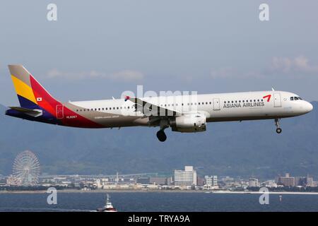 Osaka, Japan - 24. Mai 2014: Asiana Airlines Airbus A321 am Flughafen Osaka (KIX) in Japan. | Verwendung weltweit Stockfoto
