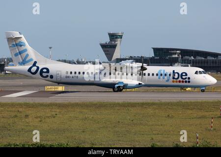 Helsinki, Finnland - 21. August 2013: Flybe ATR 72-500 am Flughafen Helsinki (HEL) in Finnland. | Verwendung weltweit Stockfoto