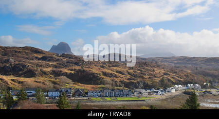 Dorf an der Küste von Lochinver, Sutherland Stockfoto