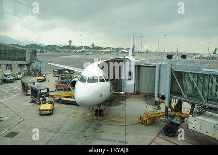 Hongkong, China, 29, April, 2013. Das Flugzeug auf dem Rollfeld. Hong Kong International Airport ist der Flughafen in Hongkong. Stockfoto