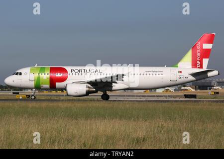 Lissabon, Portugal - 10. Juli 2013: TAP Portugal Airbus A320 am Flughafen Lissabon (LIS) in Portugal. | Verwendung weltweit Stockfoto