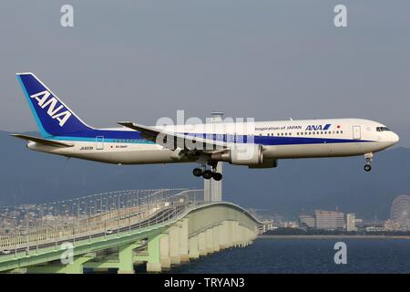 Osaka, Japan - 24. Mai 2014: ANA All Nippon Airways Boeing 767-300 am Flughafen Osaka (KIX) in Japan. | Verwendung weltweit Stockfoto