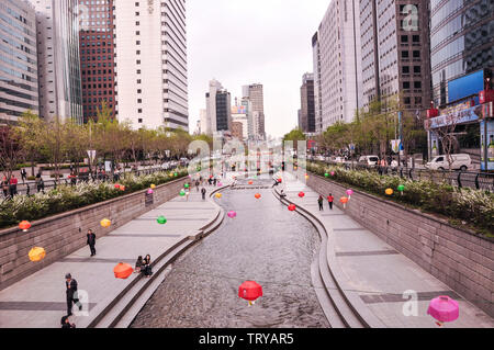 Seoul, Korea, 30. April 2013. Blick auf Cheonggyecheon, der modernen öffentlichen Erholung Raum in der Innenstadt von Seoul. Die massive Stadterneuerung Projekt wird auf Stockfoto