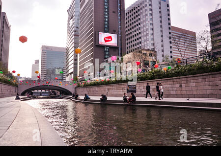 Seoul, Korea, 30. April 2013. Blick auf Cheonggyecheon, der modernen öffentlichen Erholung Raum in der Innenstadt von Seoul. Die massive Stadterneuerung Projekt wird auf Stockfoto