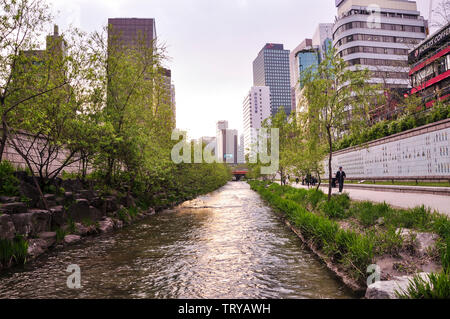 Seoul, Korea, 30. April 2013. Blick auf Cheonggyecheon, der modernen öffentlichen Erholung Raum in der Innenstadt von Seoul. Stockfoto