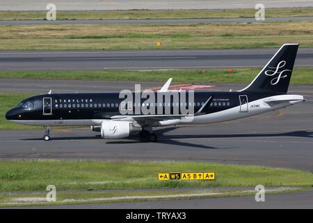 Tokyo, Japan - 22. Mai 2014: starflyer Flugzeug Airbus A320 in Tokio Haneda (HND) in Japan. | Verwendung weltweit Stockfoto