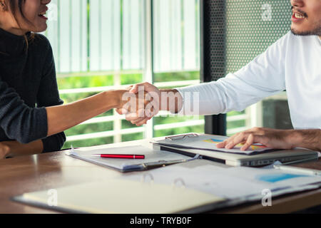Geschäft Leute die Hände schütteln in der Sitzung oder Verhandlung, close-up Stockfoto