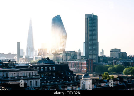 Stadtbild der Stadt London. Hohen Winkel ein sonniger Tag am Vormittag mit Sun flare anzeigen Stockfoto