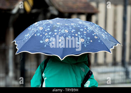 Eine weibliche überseeischen Touristen ein Regenschirm in Stratford-upon-Avon, Warwickshire, Großbritannien Stockfoto