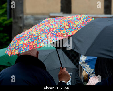 Touristen mit Sonnenschirmen in Stratford-upon-Avon, Warwickshire, Großbritannien Stockfoto