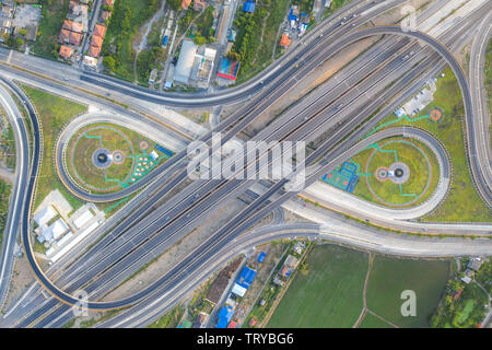 Luftaufnahme von Autobahnkreuzen Blick von oben auf die Stadt, Bangkok, Thailand. Stockfoto