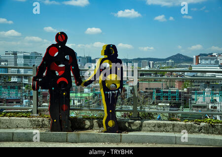 Seoul, Korea, 1., Mai, 2013. Ansicht der Naksan Park, es erhält seinen Namen von seiner Camel's Hump - wie Aussehen. Der Berg ist ein solides Fundament aus Granit. Stockfoto