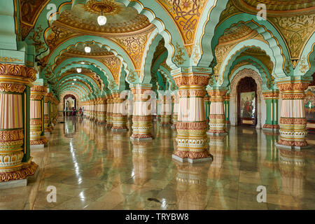 Aula, öffentliche Durbar Hall, Innenraum geschossen von Mysore Palast oder ambavilas Palace, Mysore, Hassan, Karnataka, Indien Stockfoto