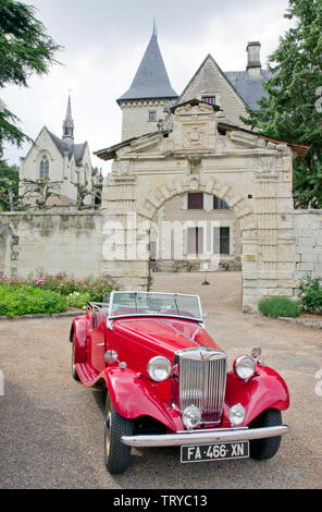 Vintage MG TD außerhalb Cunault Chateau Stockfoto